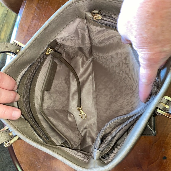 Gold Michael Kors purse in perfect condition! - Picture 5 of 9